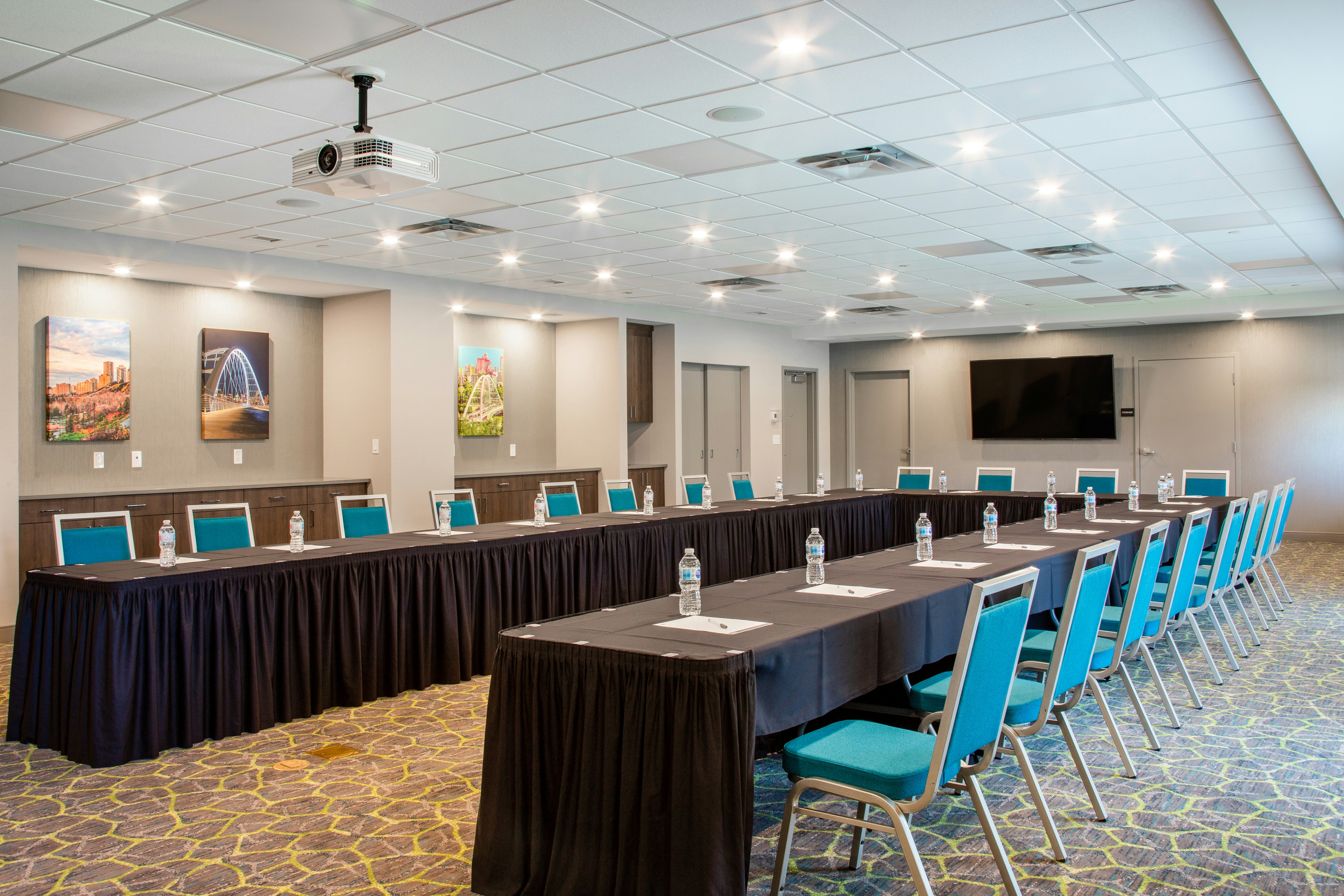 Hampton Inn and Suites Edmonton St. Albert, AB 15/24