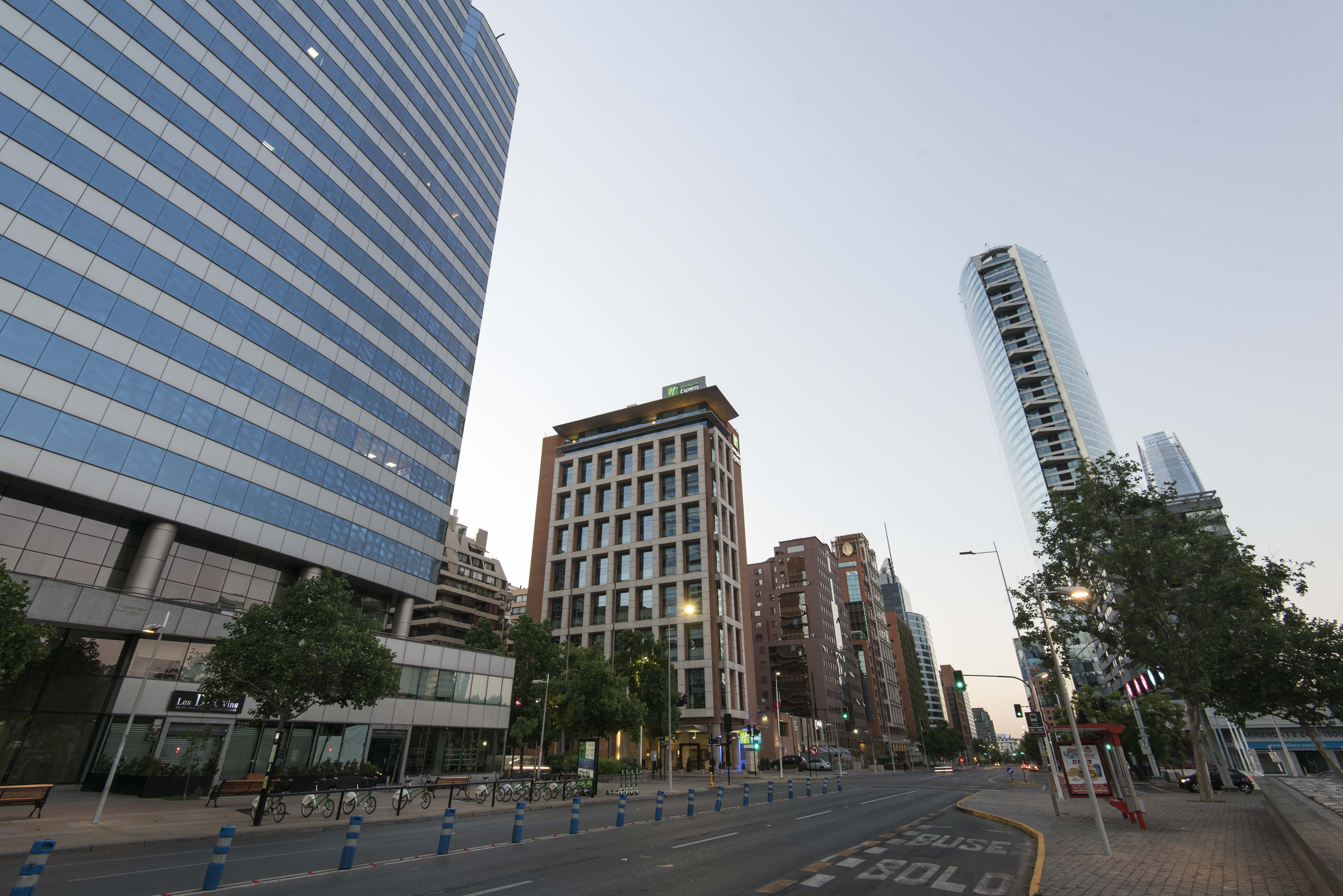 Holiday Inn Express Santiago Las Condes Former Holiday Inn Express Santiago el Golf 67/75