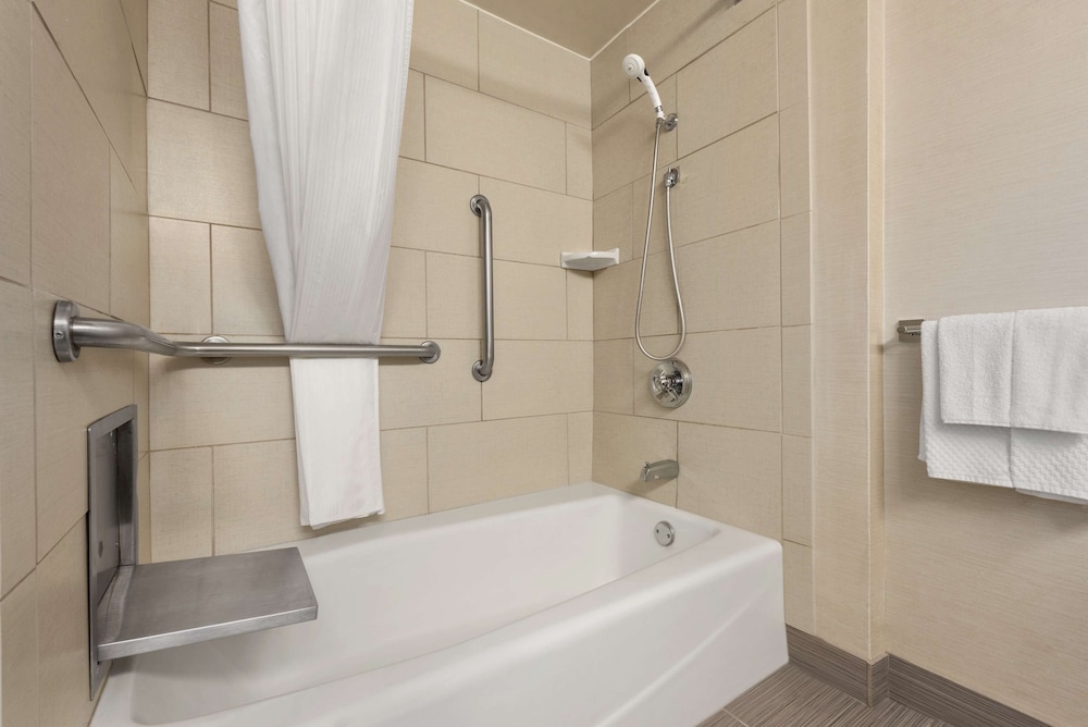 Doubletree By Hilton Milwaukee 12/58