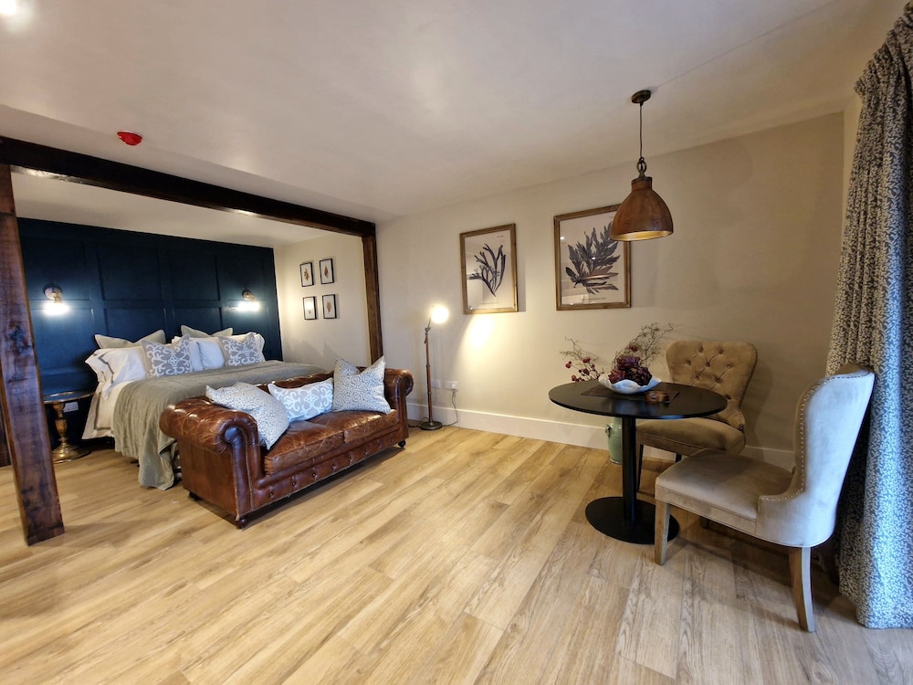 Studio, King Bed, Accessible