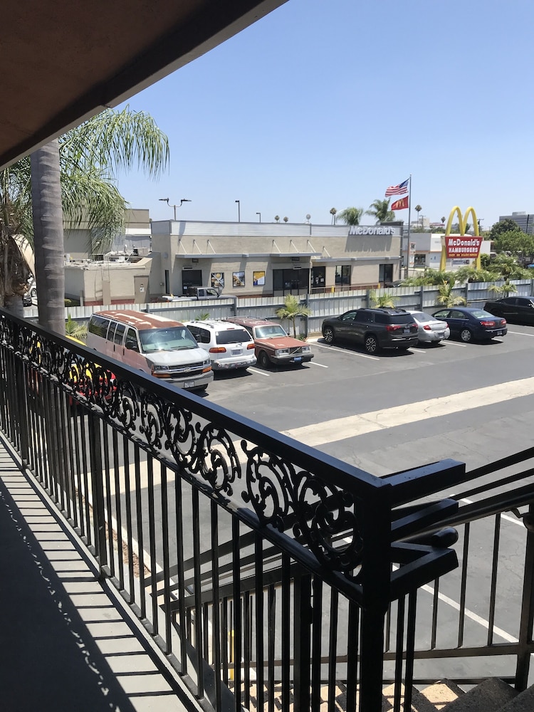 Castaway Motel 28/48