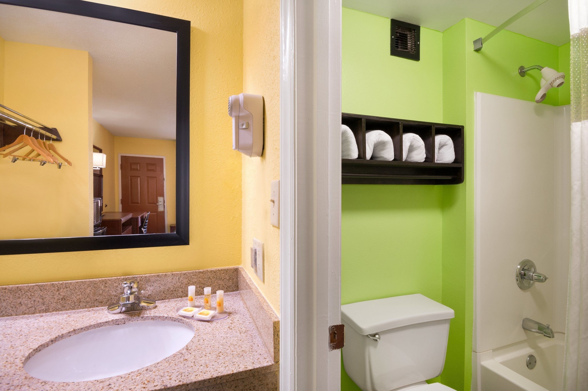 غرفة بسريرين مزدوجين للمدخنين، Days Inn By Wyndham Acworth 6/8