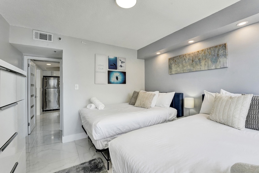 Beach, 2 Queen and 2 Double Beds, Ocean Front, Sofa، The Alexander All Suite Oceanfront Resort 2/4