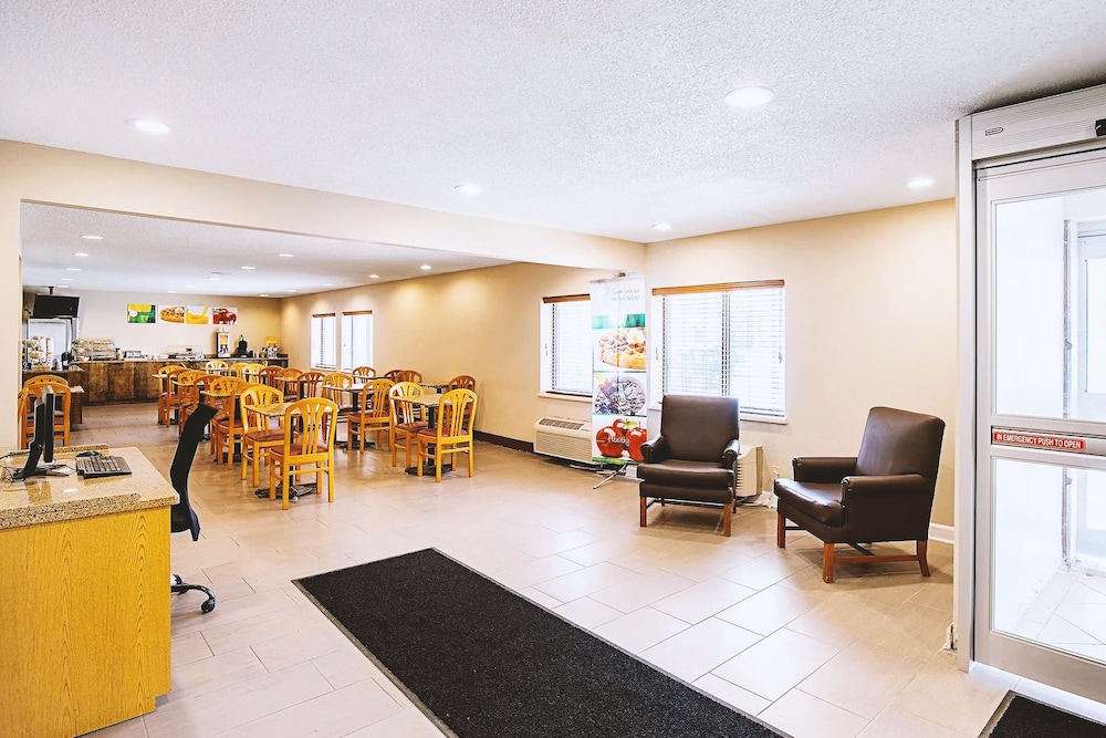 Norwood Inn & Suites Milwaukee 32/43