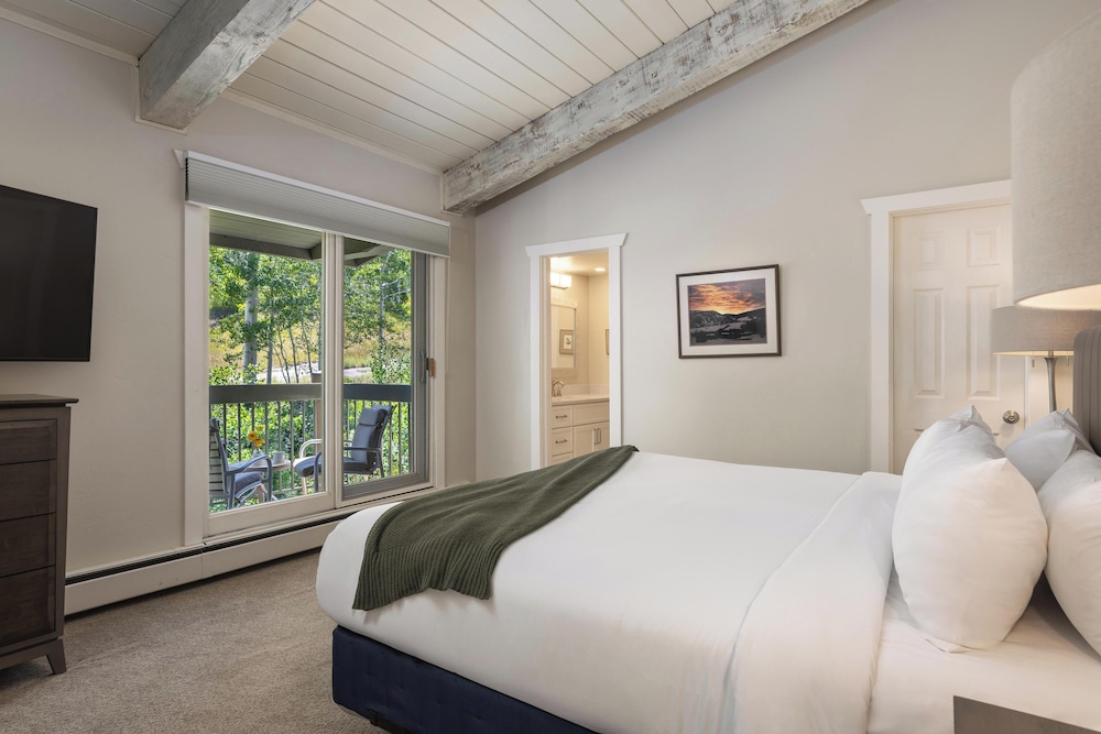 3 Bedrooms, Condo, Slope, 1 King and 4 Single Beds