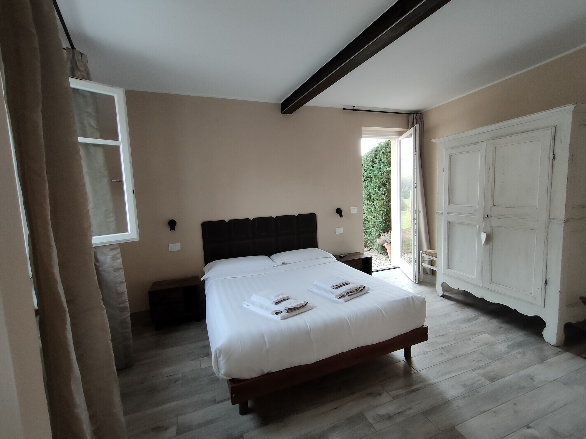 Standard, Queen Bed, Hill View