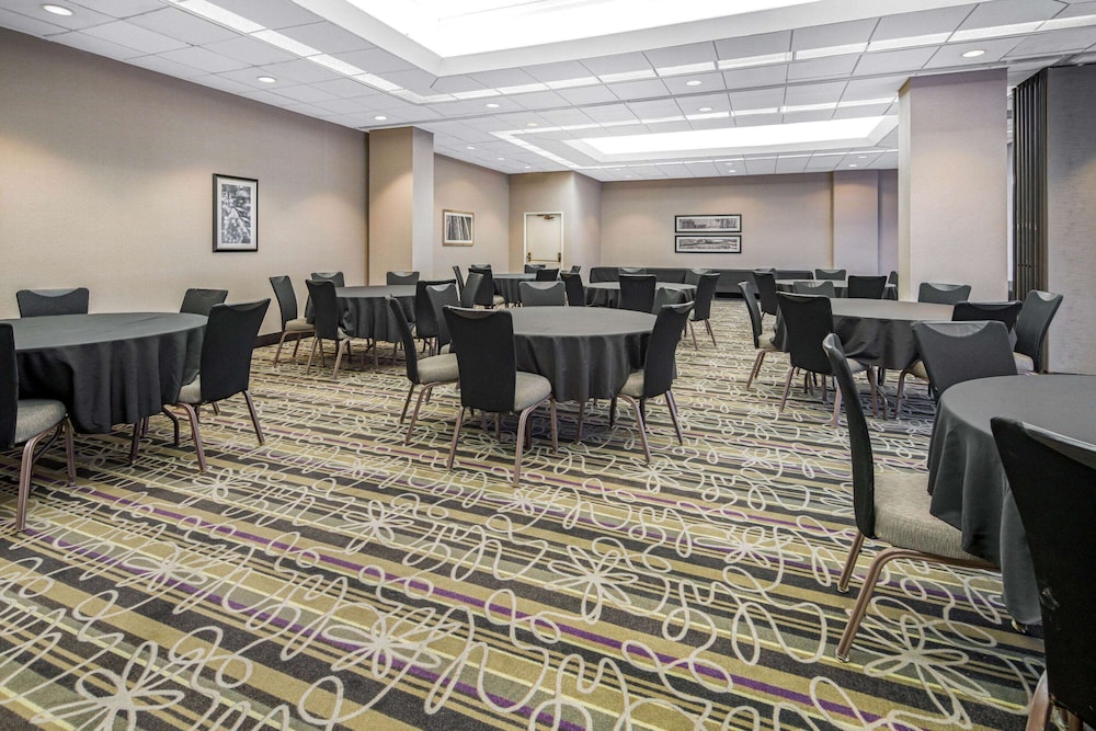 La Quinta Inn & Suites by Wyndham Buena Park 41/44