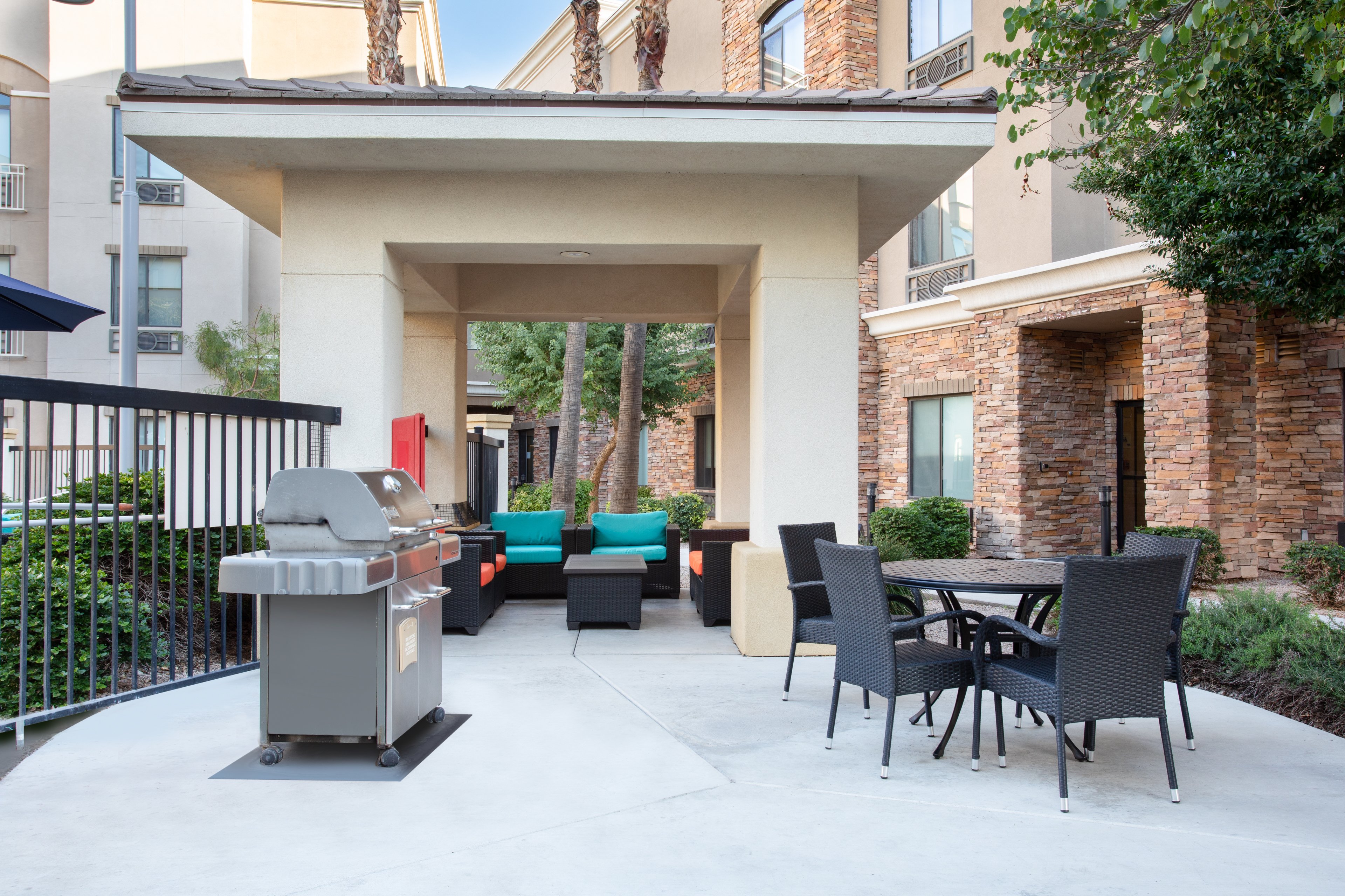 Holiday Inn Express & Suites Phoenix - Glendale Sports Dist 40/63