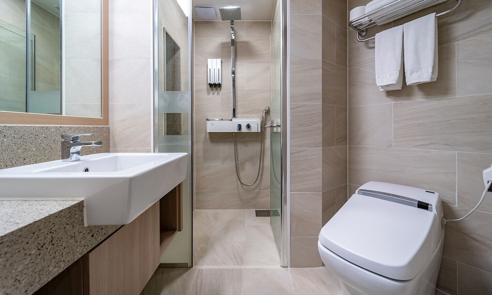 غرفة قياسية بسرير كوين، Golden Tulip Essential Namgang 8/8