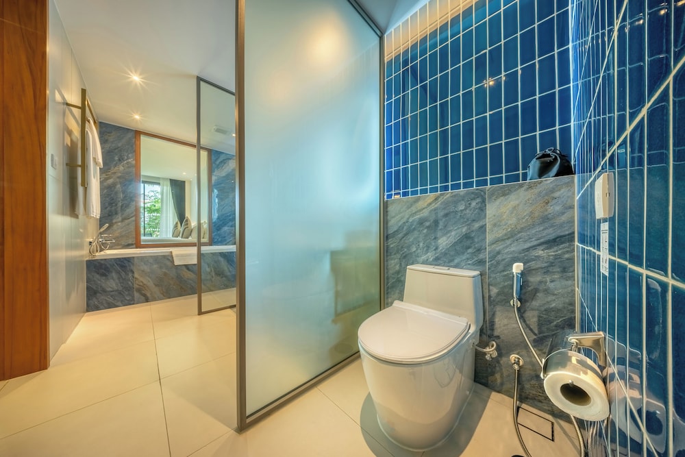 PATONG BEACH HOTEL 64/65