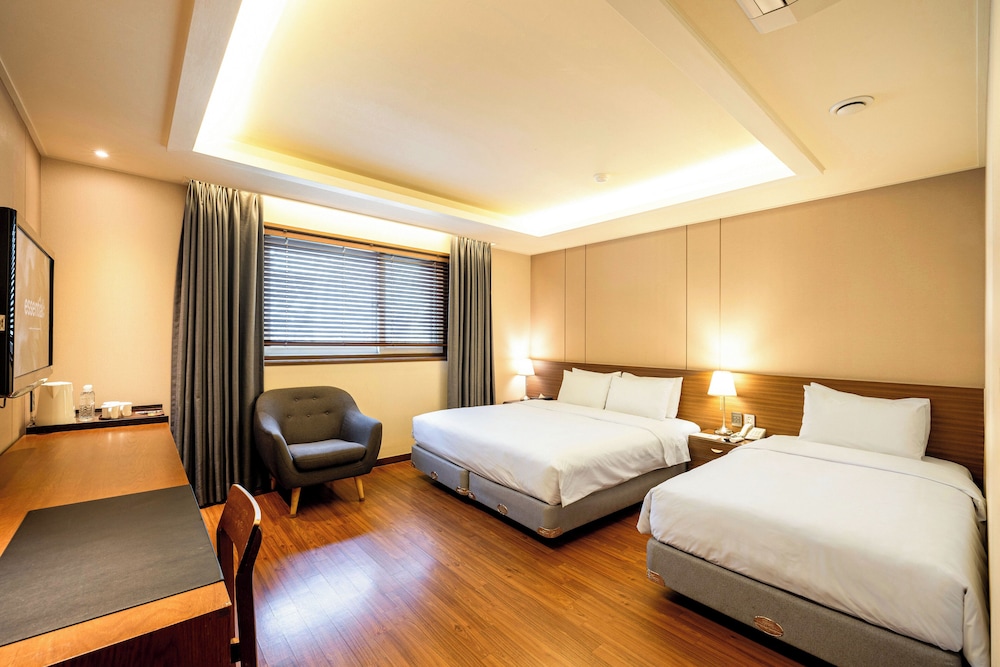 Deluxe, Twin Beds, 1 King and 1 Single Beds, No Parking