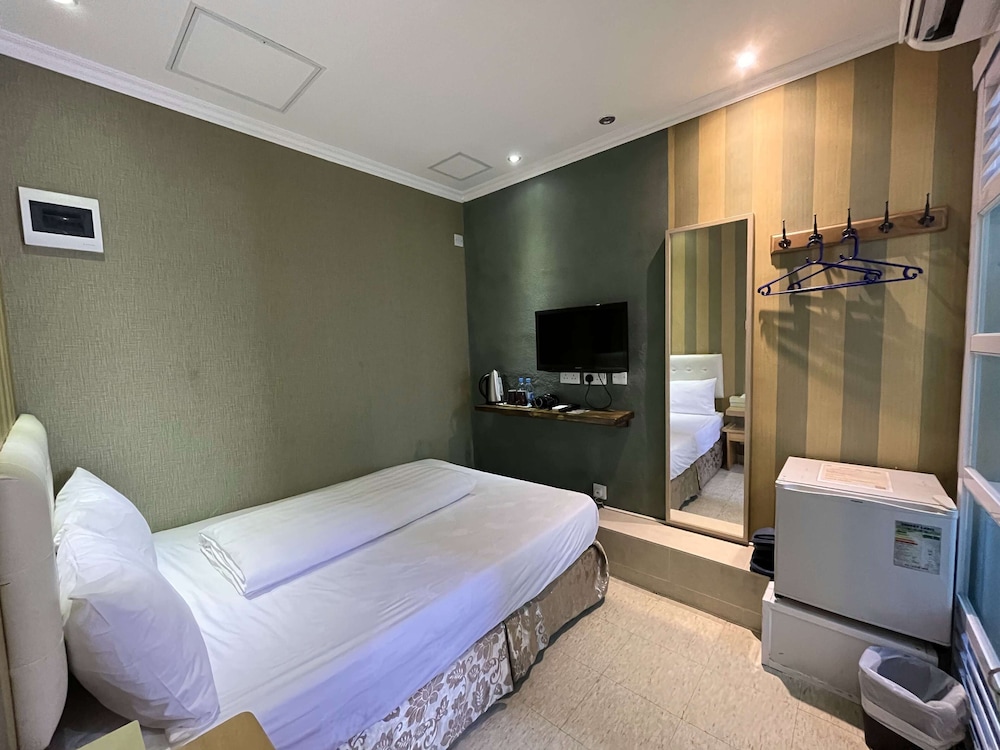B&B Cheung Chau 9/81