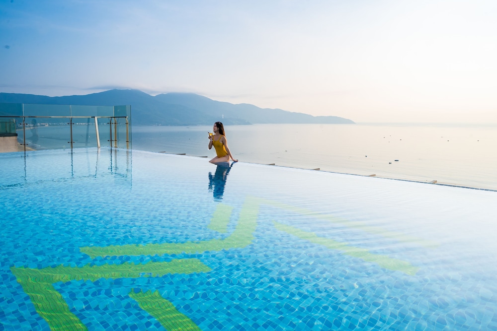 Maximilan Danang Beach Hotel 39/48