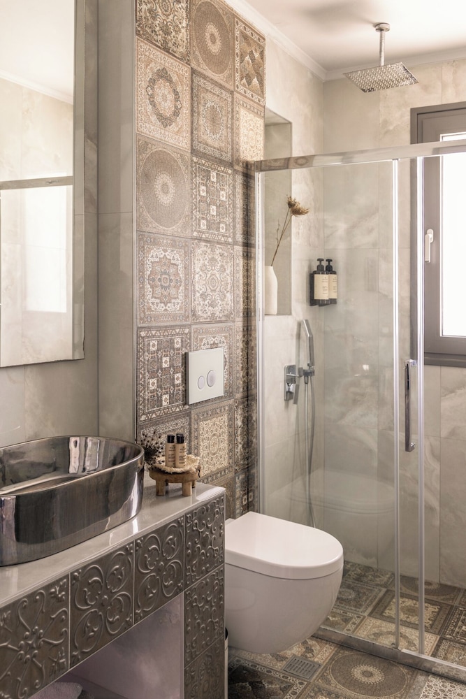 Blue Carpet Luxury Suites 48/50