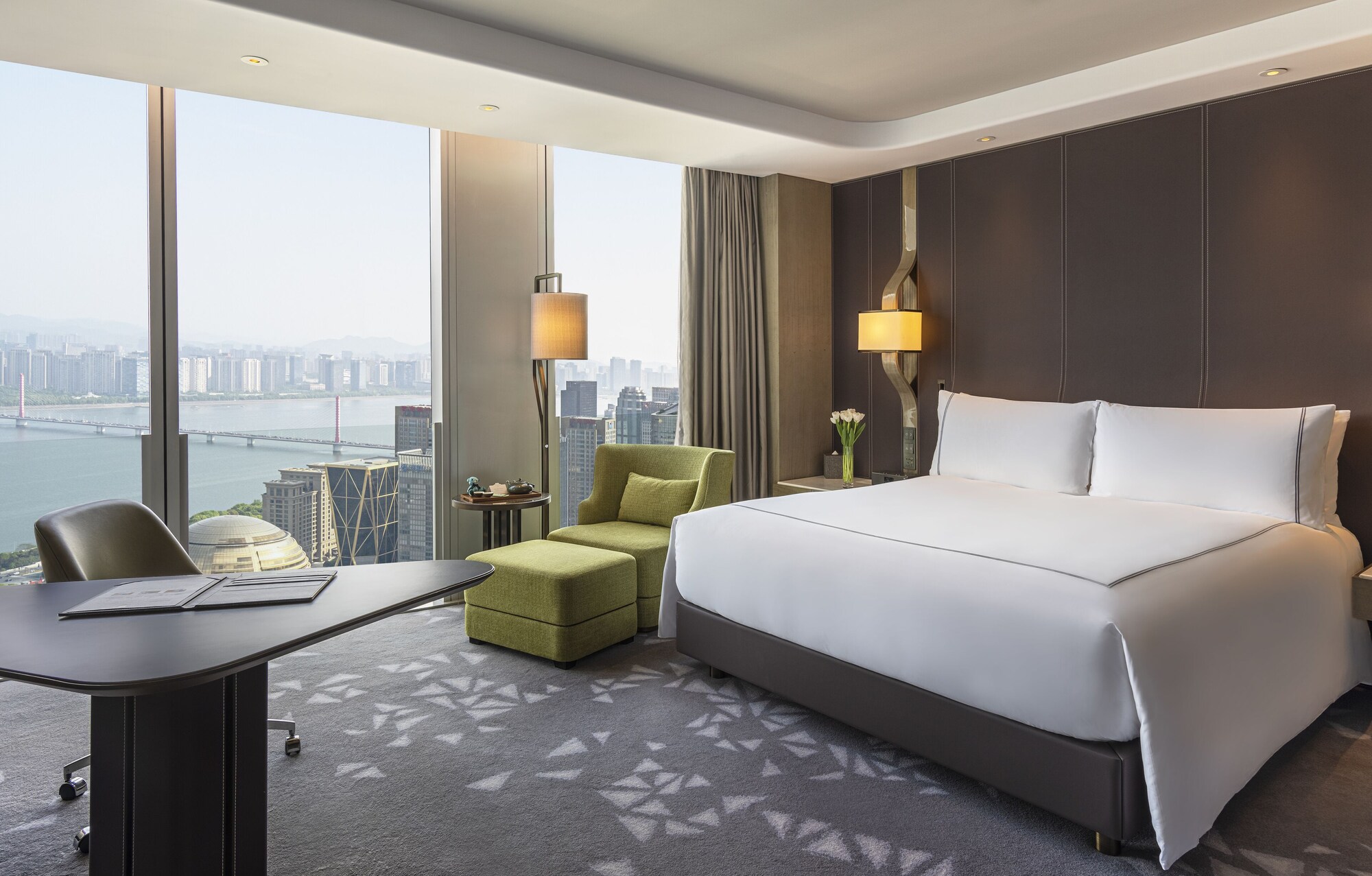 EXECUTIVE, KING BED, RIVER VIEW