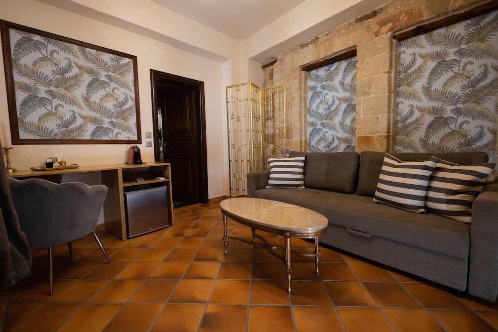 April Luxury Suites 36/50