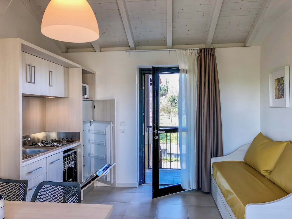BELVEDERE VILLAGE 20/49