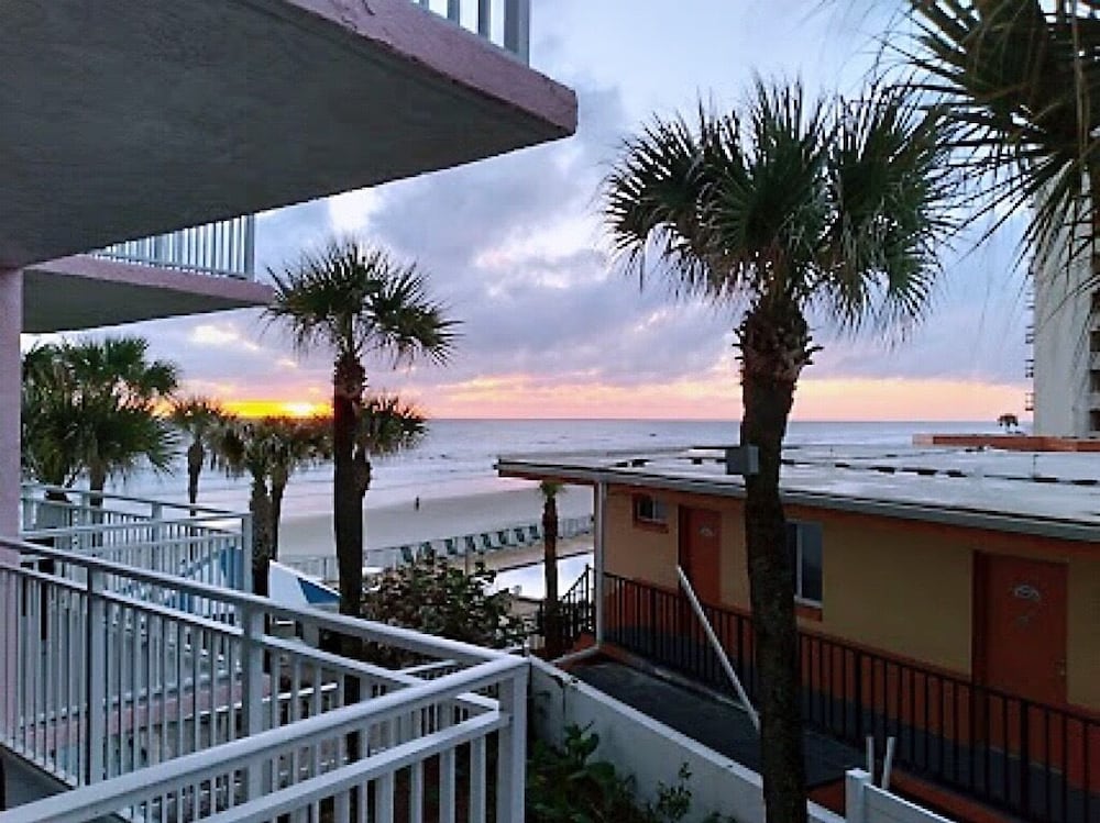 Flamingo Inn 3/50