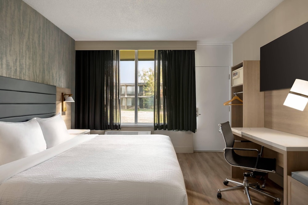 1 BEDROOM, SUITE, POOL VIEW