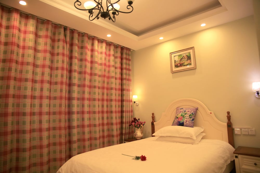 ROOM, DOUBLE BED