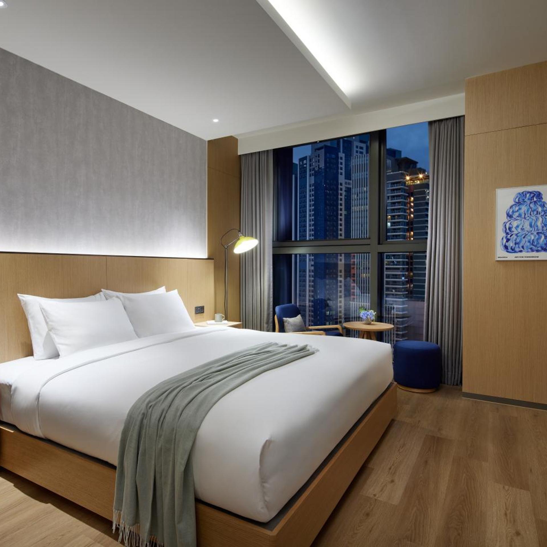 Superior, King Bed, Town View