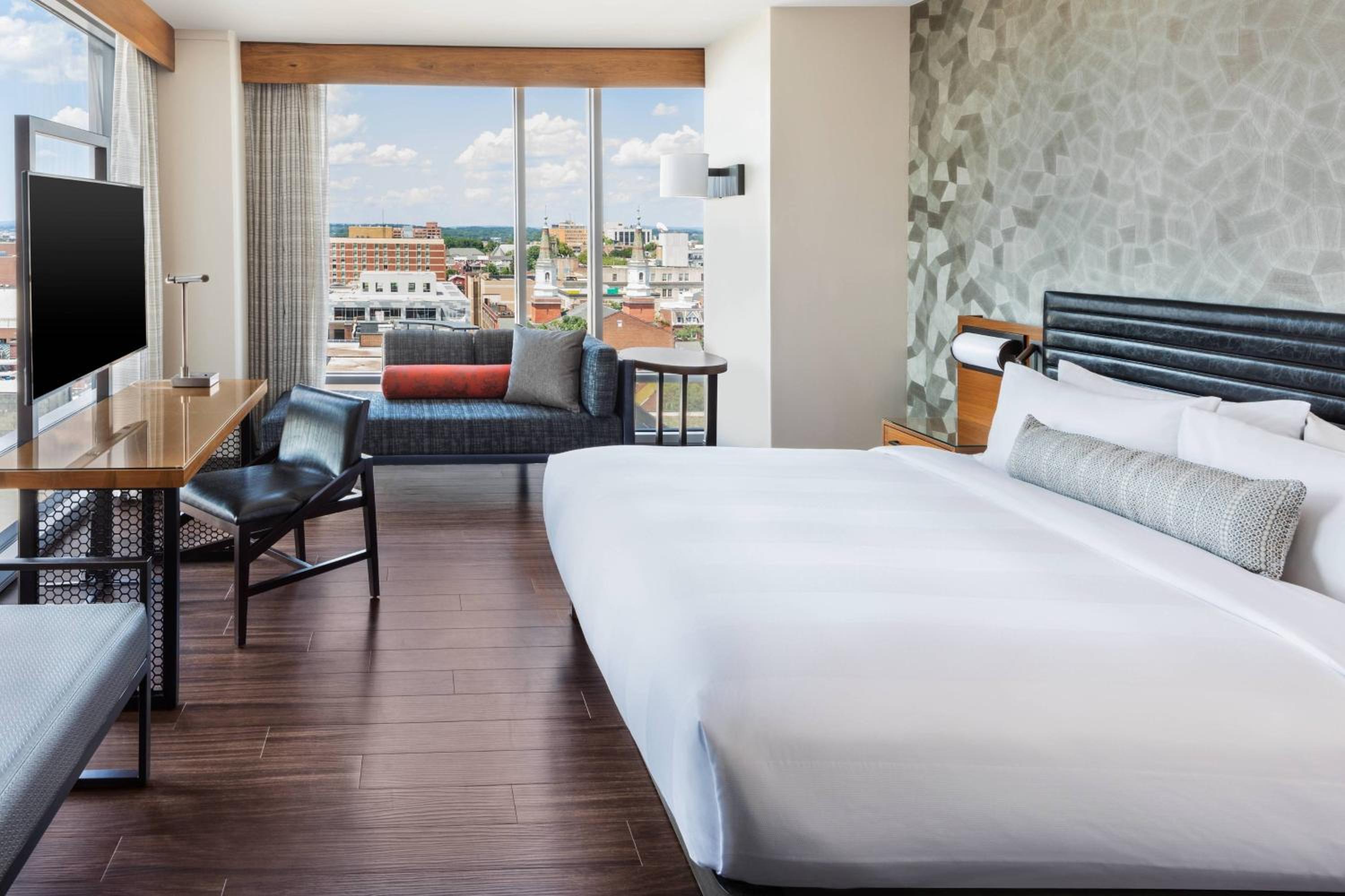 East, Guest Room, Deluxe, King Bed, City View, Corner