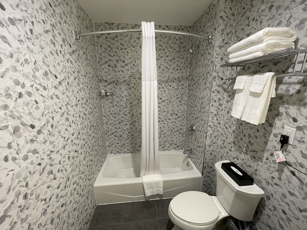 Super 8 by Wyndham Bronx Near Botanical Garden 26/29