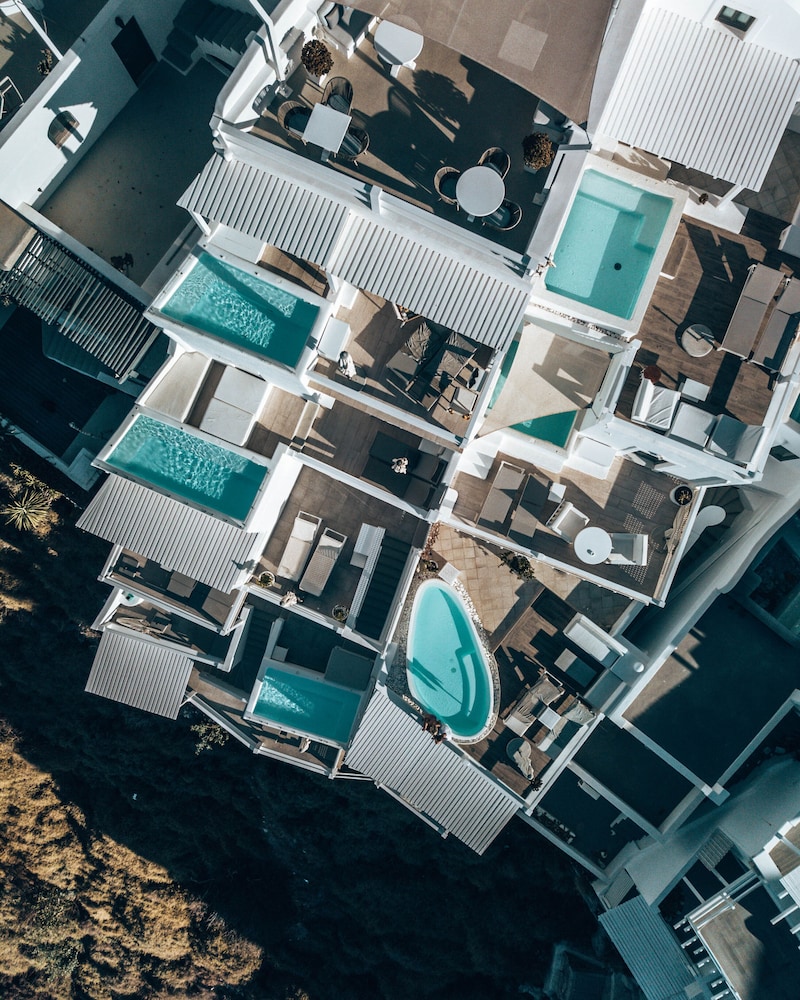 Aqua Luxury Suites 3/75