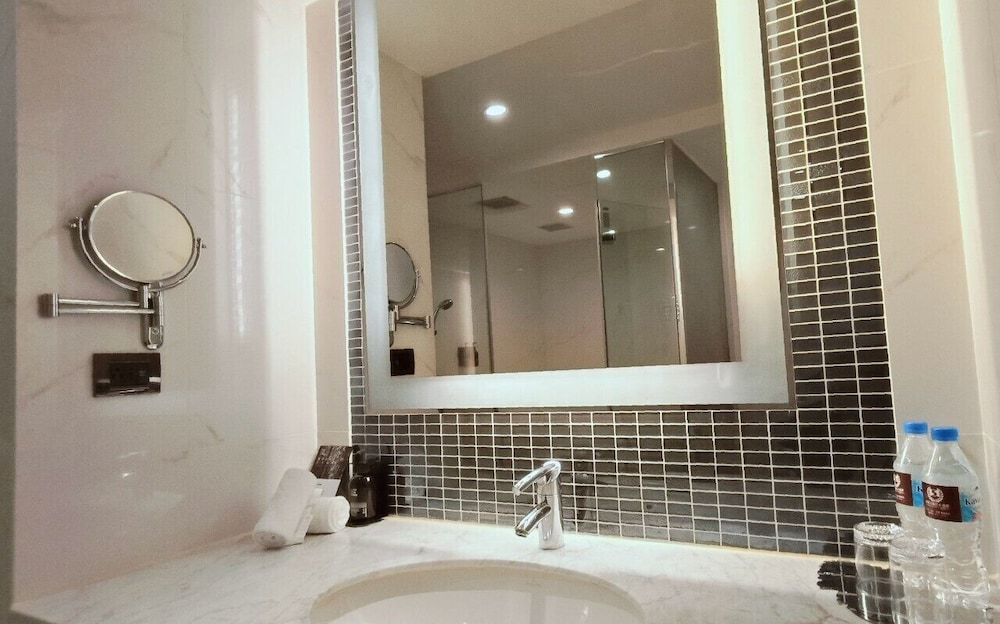 S Aura Hotel 48/50