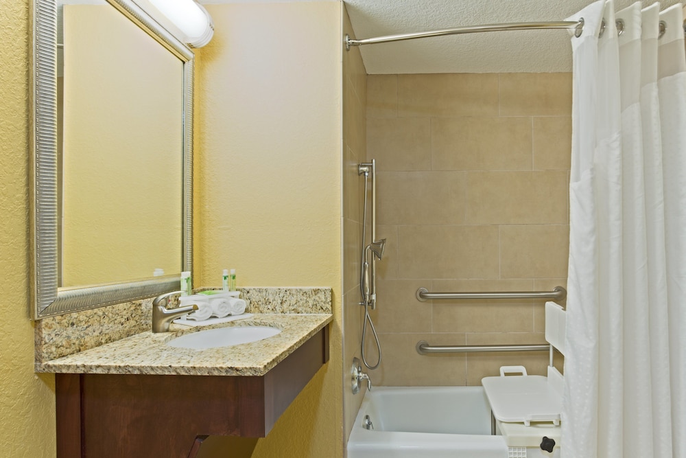 Holiday Inn Express Hotel Suites Ft Lauderdale N Exec Airport 20/76