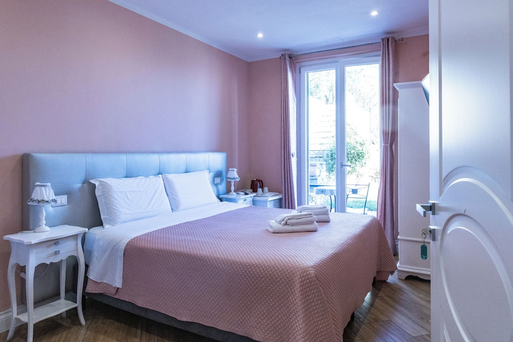 ROOM, DOUBLE BED, PARTIAL SEA VIEW, GARDEN VIEW