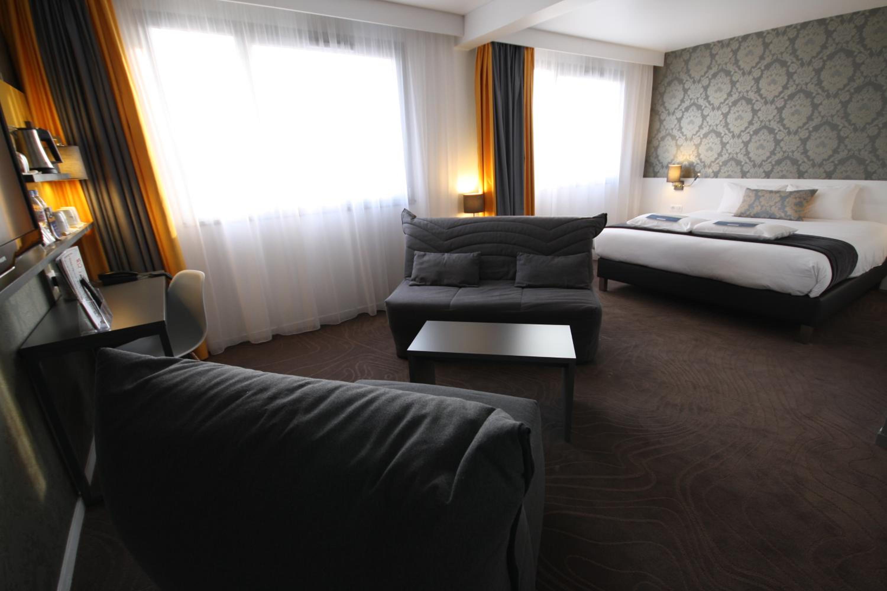 Room, Quintuple, 1 Single and 2 Double Beds