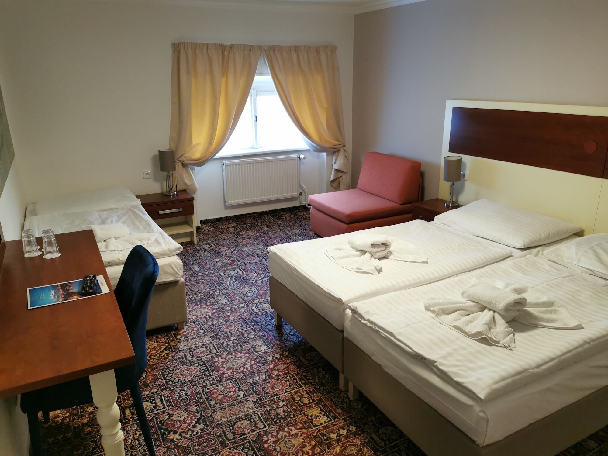 ROOM, TRIPLE, WITH EXTRA BED
