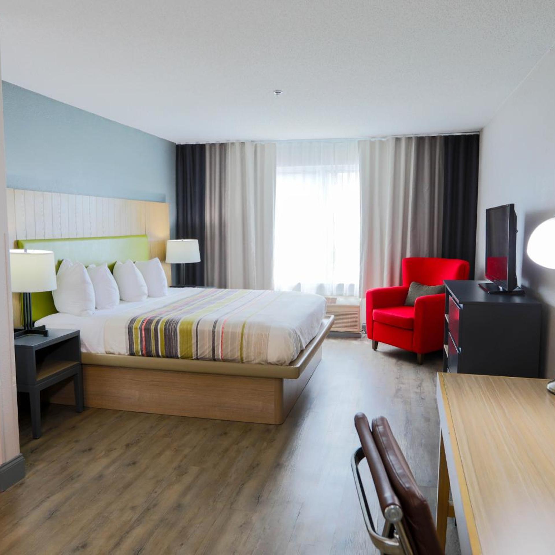 SUITE, KING BED, ACCESSIBLE