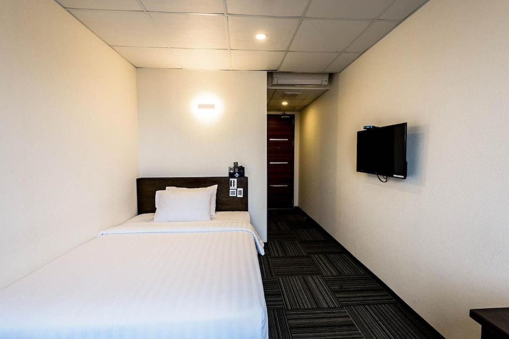 Sakura Hotel 3 3/56