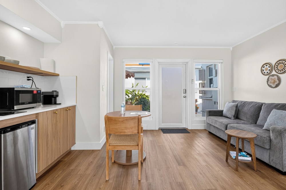 Tiana Beach Inn 25/48