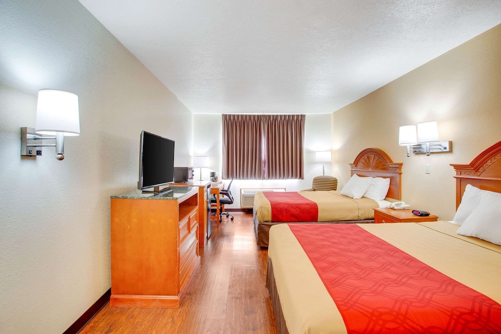 Econo Lodge Inn and Suites Albuquerque East I-40 Eubank Exit 14/37