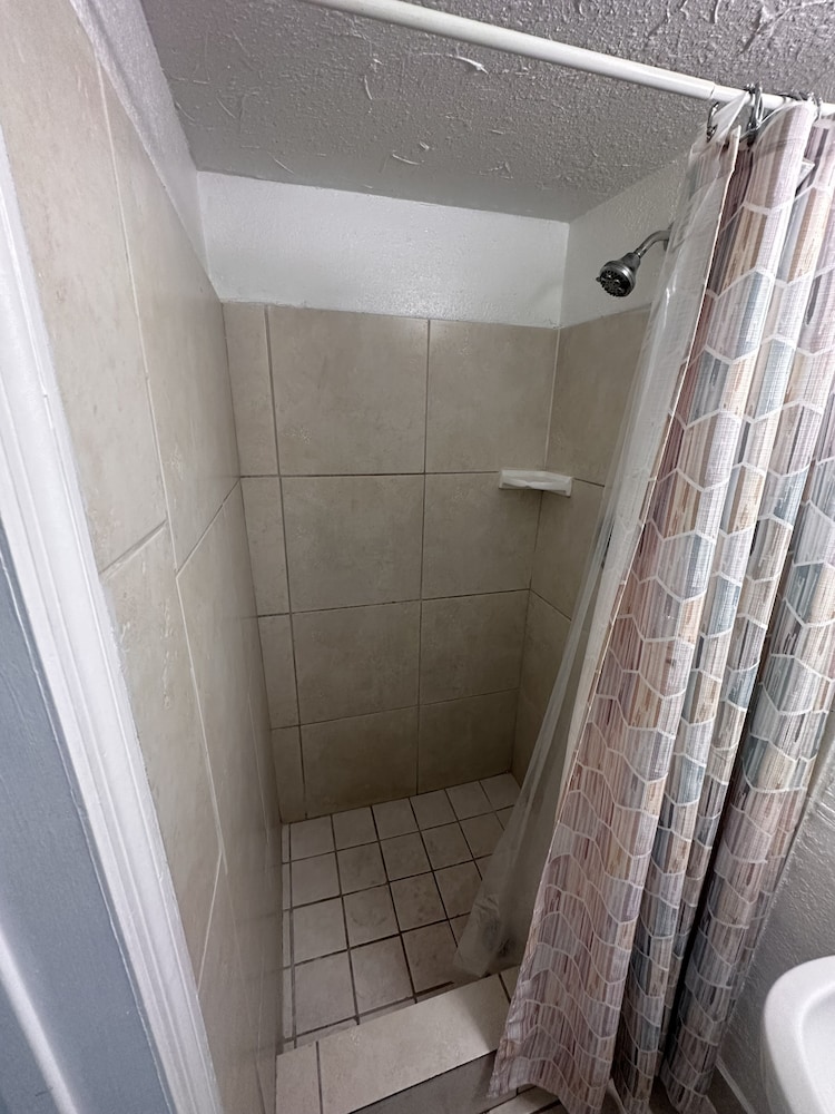 Hotel Motel Lauderdale Inn 24/24