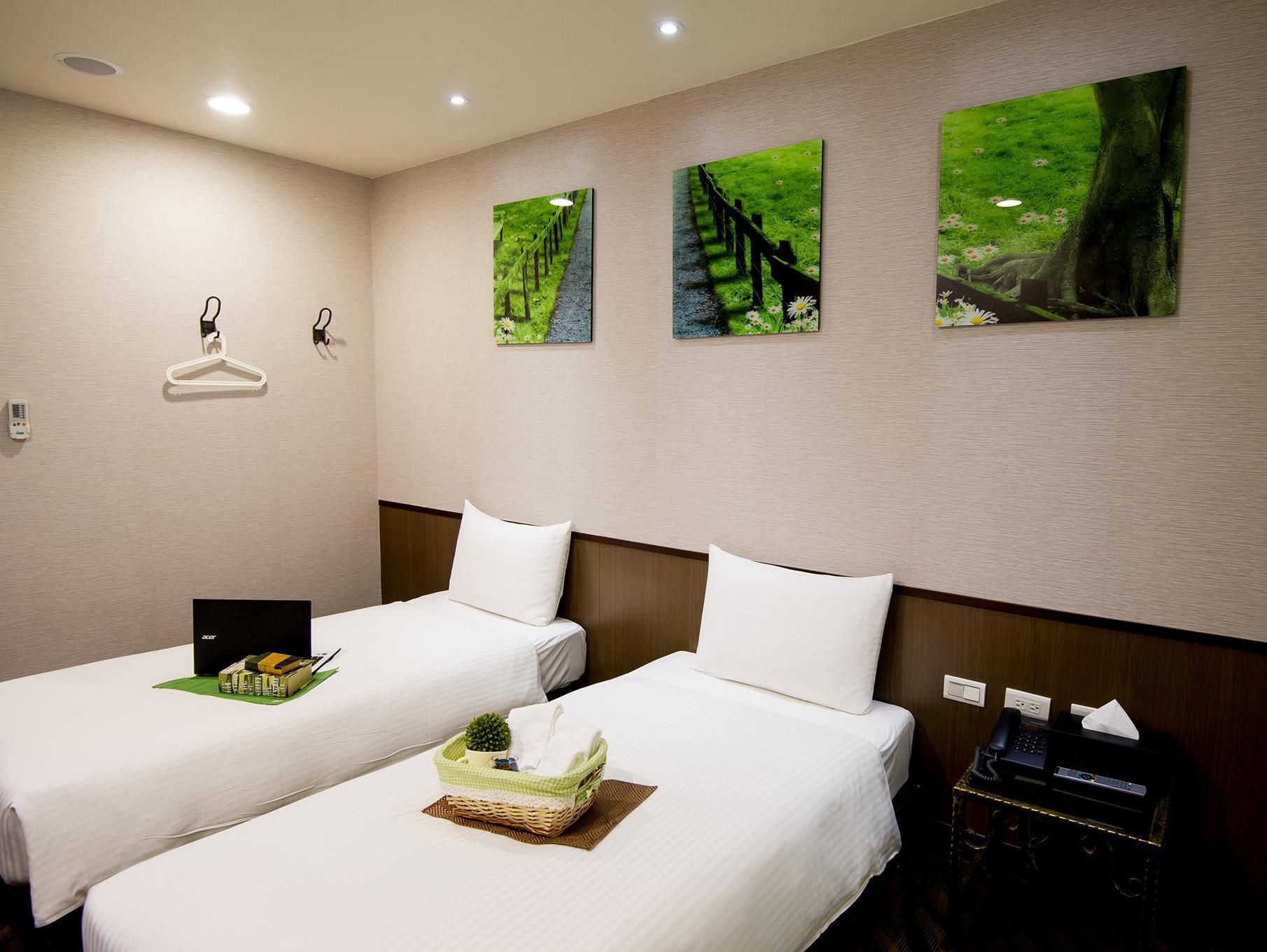 ROOM, TWIN BEDS
