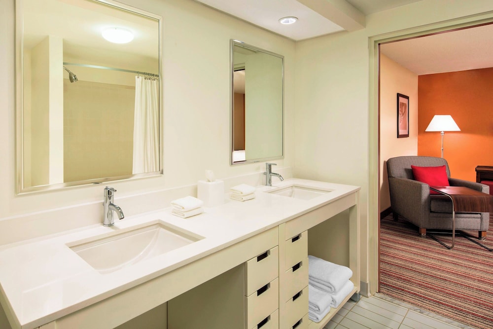 غرفة بسريرين كوين لذوي الإعاقة، Four Points by Sheraton Bentonville 3/6