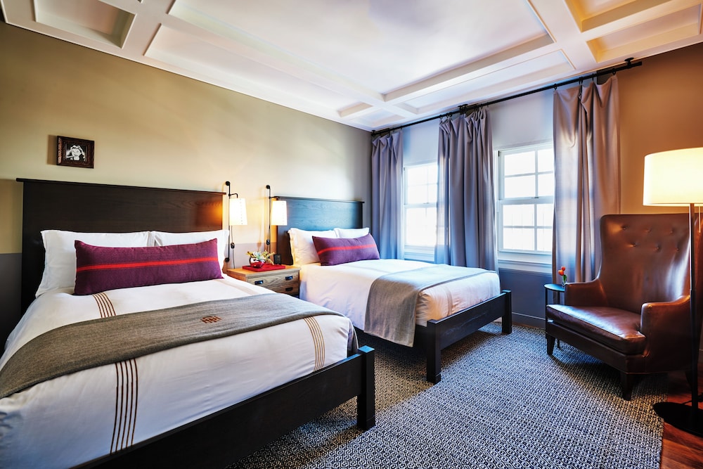 SUITE, 2 DOUBLE BEDS