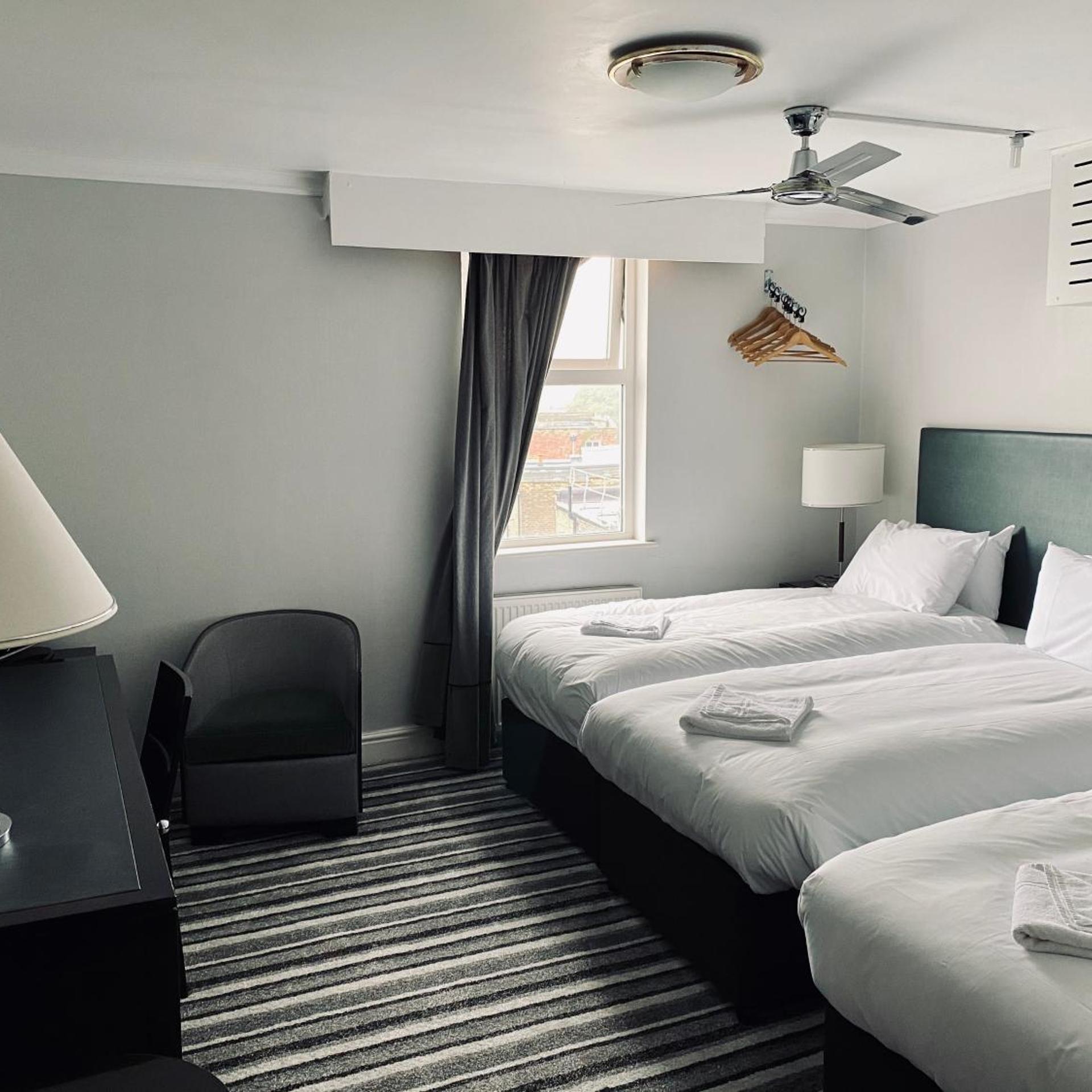 غرفة قياسية ثلاثية بسرير فردي، My Place 4/10