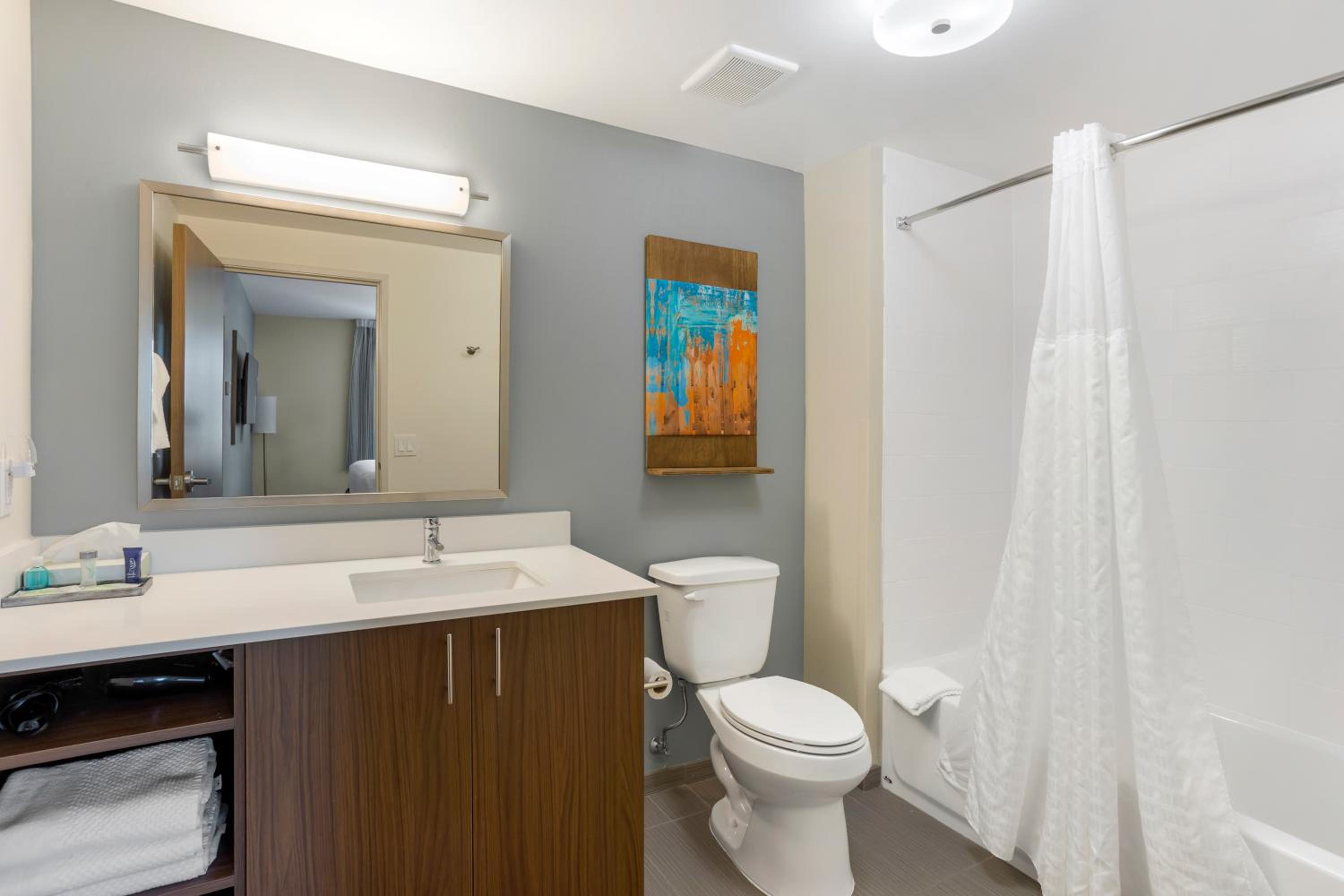 Efficiency, Suite, King Bed, Living Area, Accessible، MainStay Suites North Central York 4/6