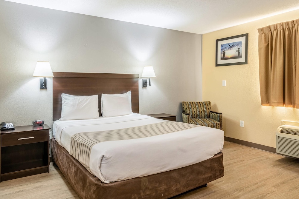 Efficiency, Queen Bed, Pet Friendly