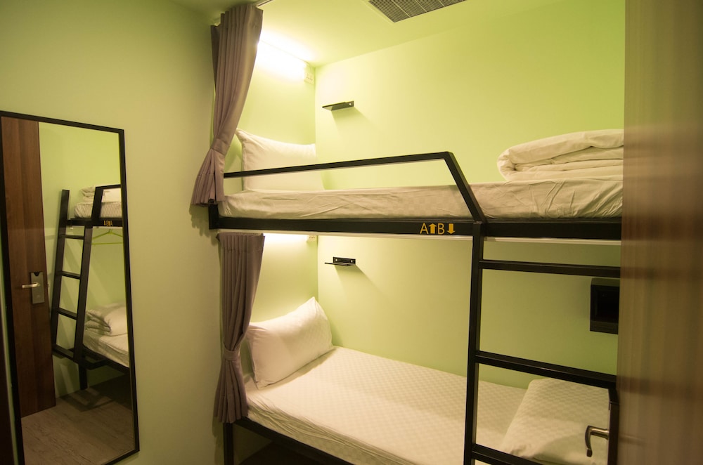 ROOM, TWIN BEDS, BUNK BED, SHARED BATHROOM, ADULT ONLY
