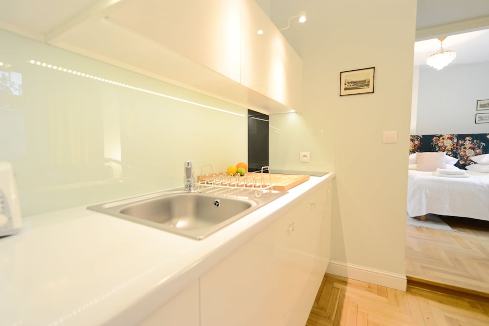 CRYSTAL SUITES CHEZ HELENA 61/64