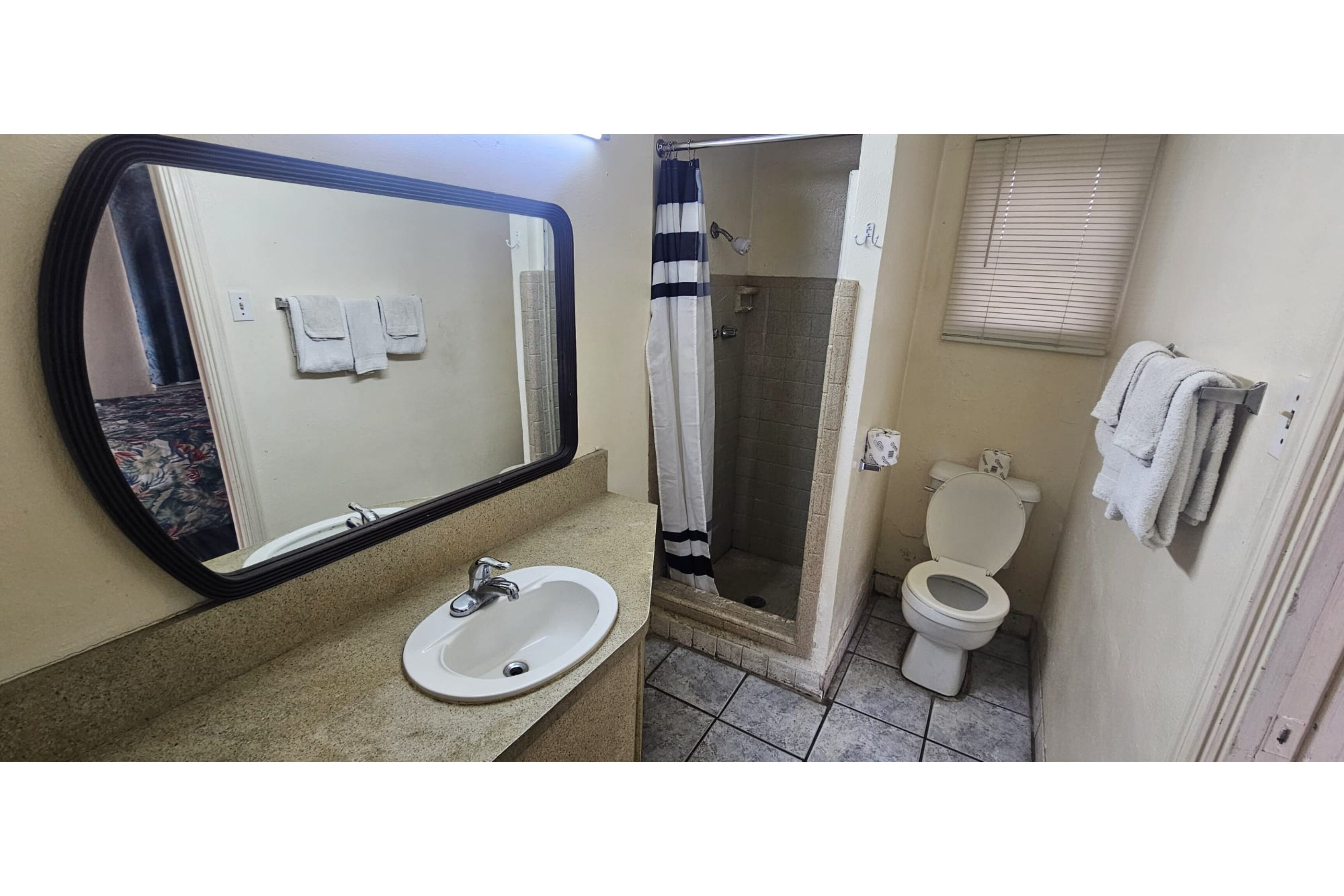 Queen Bed with Kitchenette Non - Smoking