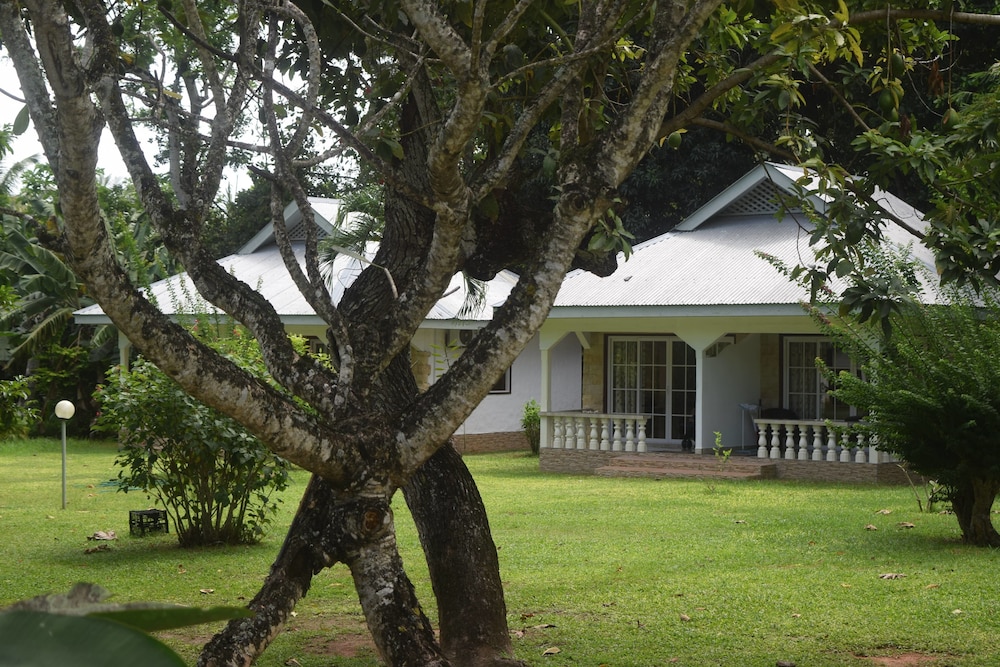 BAMBOO CHALETS 31/39