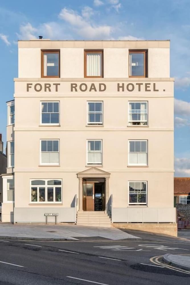 Fort Road Hotel 3/40
