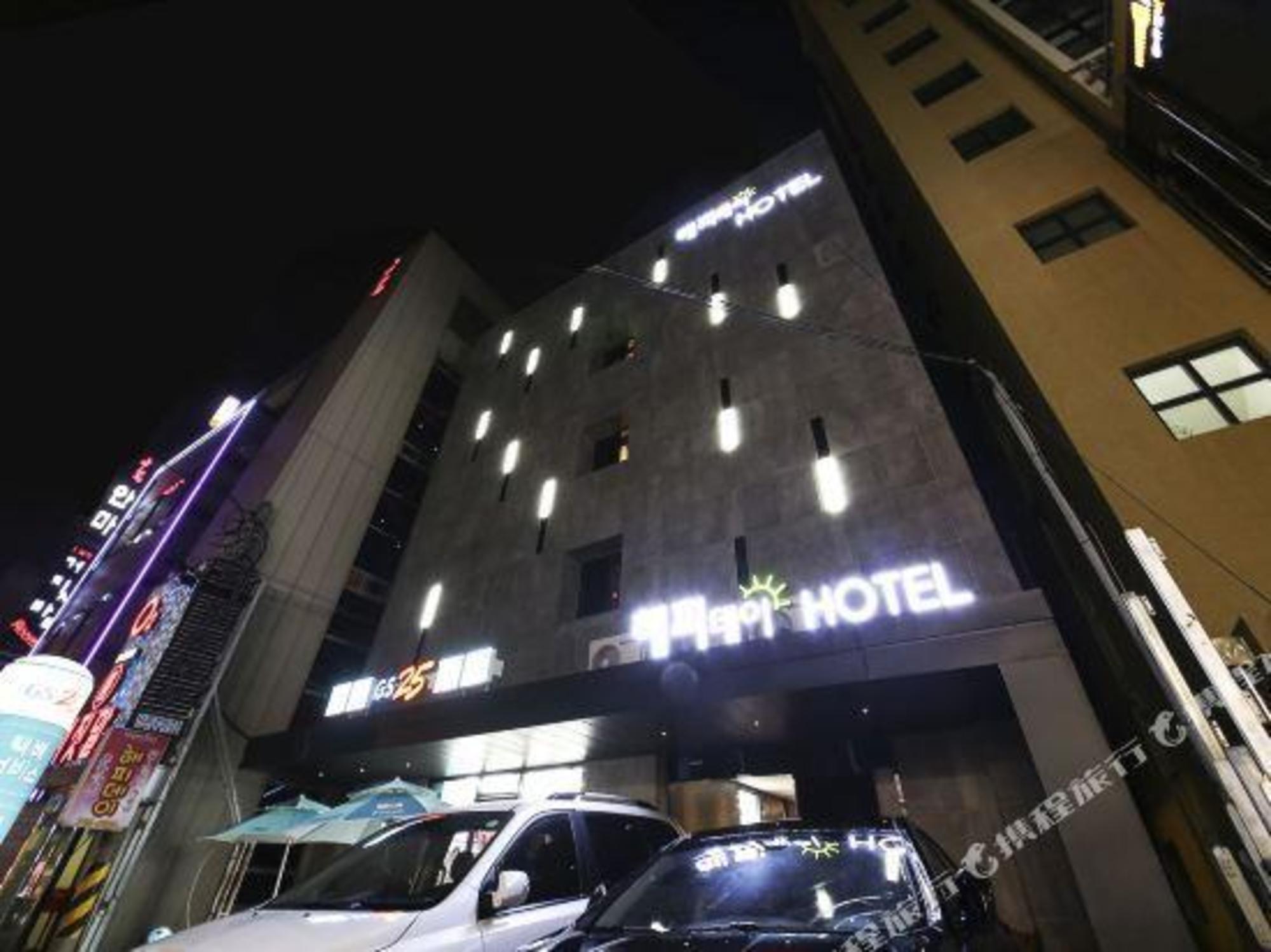 Happy Day Hotel 5/57